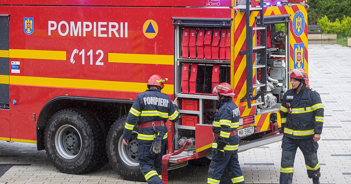 Leszakadt vezetékek és szikrázó oszlop miatt riasztották a tűzoltókat